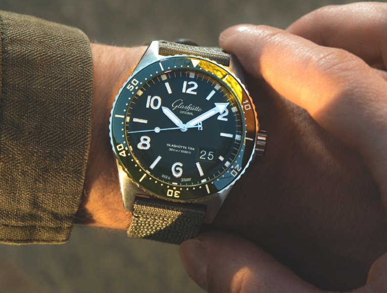 格拉苏蒂手表停走处理技巧盘点(保养与维修的实用指南) 格拉苏蒂手表停走处理技巧盘点(保养与维修的实用指南)